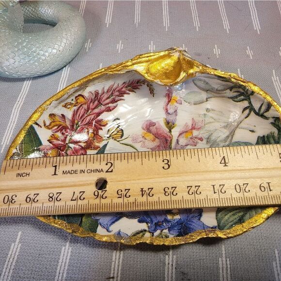 DECOUPAGE CLAM SHELL DECOUPAGE FLOWERS 💐 ON A CLAM SHELL TRINKET DISH - Picture 8 of 10